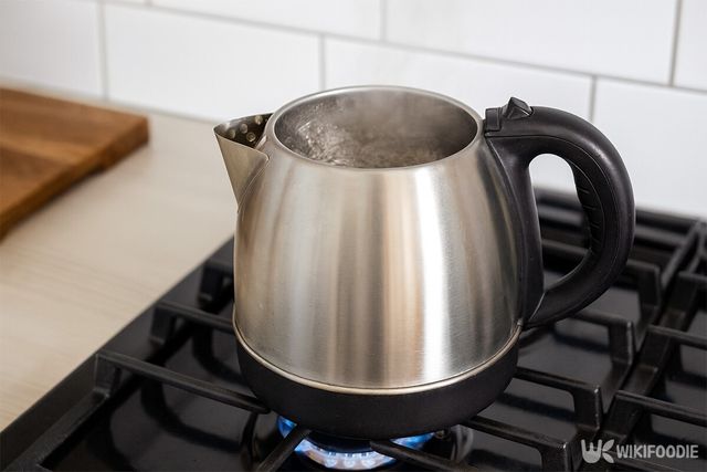 주전자를 팔팔 끓이고 있다. / 위키푸디