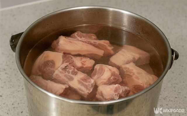 곰탕을 끓이기 위해 고기의 핏물을 빼고 있다. / 위키푸디