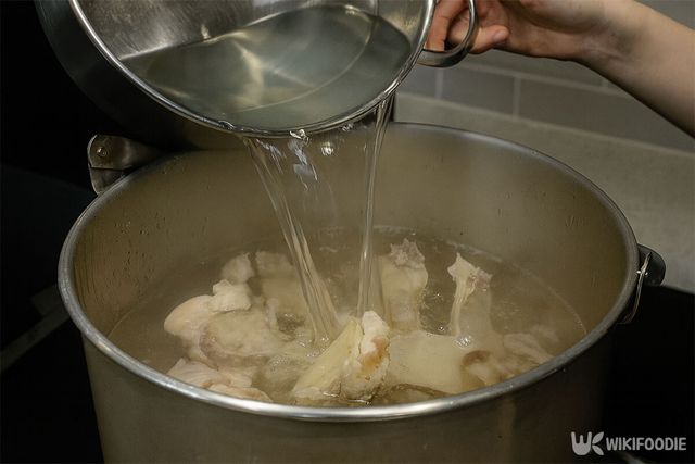설렁탕을 끓이기 위해 우족을 넣은 냄비에 물을 붓고 있다. / 위키푸디