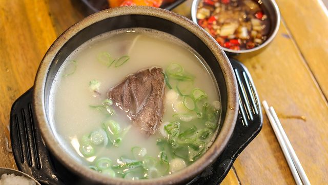 설렁탕이 식당 식탁에 놓여 있다. / ARTYOORAN-shutterstock.com