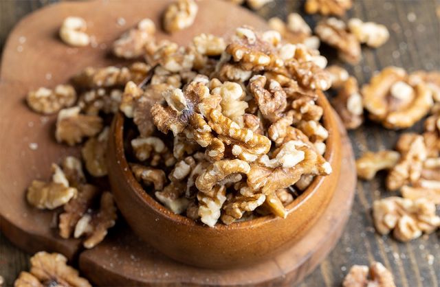 껍질이 까진 호두가 그릇에 담겨 있다. / rsooll-shutterstock.com