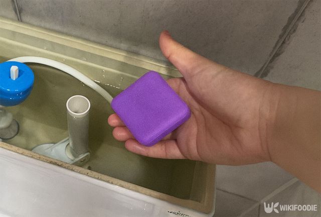 변기 물탱크에 비누를 넣고 있다. / 위키푸디