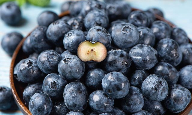 블루베리가 그릇에 한가득 담겨 있다. / kungfu01-shutterstock.com