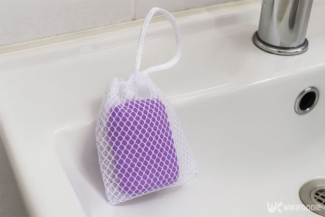 비누를 그물망 주머니에 넣은 모습이다. / 위키푸디