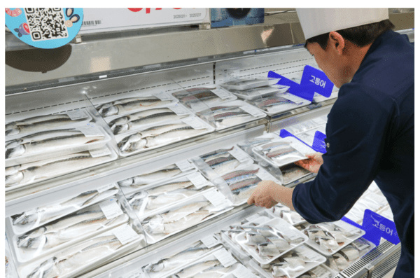 이마트 수산 코너에서 생선을 진열하고 있는 모습이다. / 이마트 제공