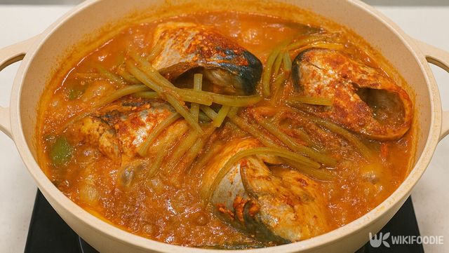 완성된 고등어조림이 냄비에 담겨 있다. / 위키푸디