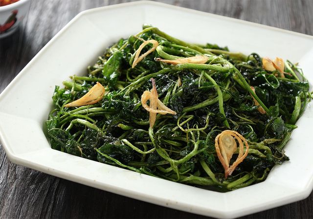 물냉이로 만든 무침이 접시에 담겨 있다. / Ika Rahma H-shutterstock.com