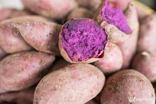 단면이 보라색인 자색 고구마가 한데 놓여 있다. / MIA Studio-shutterstock.com