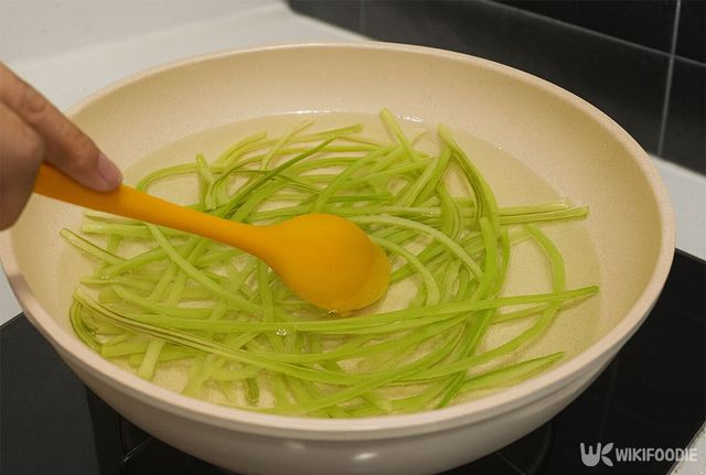 고구마 줄기를 삶고 있다. / 위키푸디