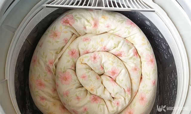 이불을 돌돌 말아 드럼 세탁기에 넣은 모습이다. / 위키푸디