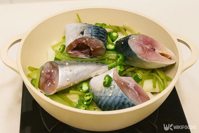 냄비에 각종 채소와 고등어를 담고 있다. / 위키푸디