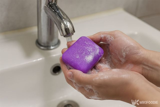 비누로 손을 씻고 있다. / 위키푸디