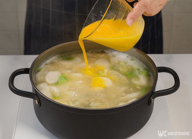 만둣국에 달걀물을 붓고 있다. / 위키푸디