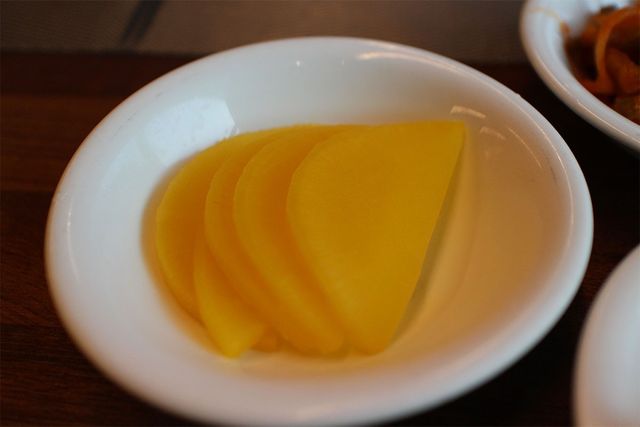 단무지가 접시에 담겨 있다. / doronong-shutterstock.com