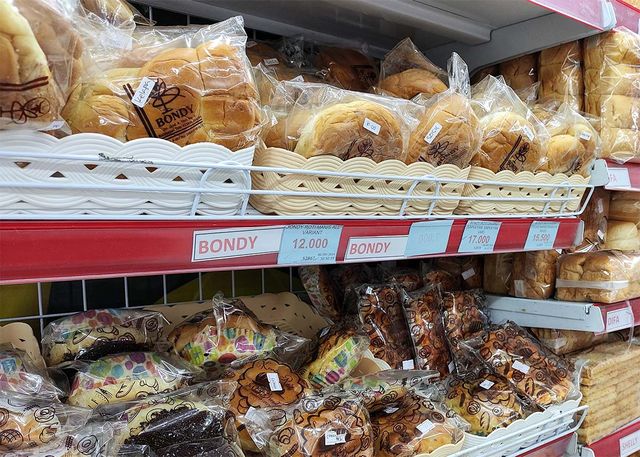 마트 진열대에 빵들이 포장되어 있다. / Nafadh-shutterstock.com