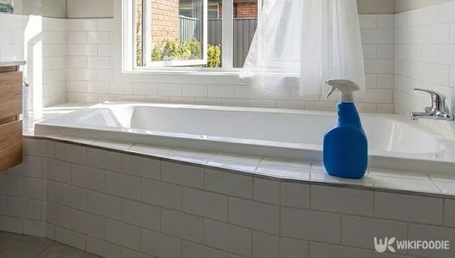 락스로 청소 후 창문을 열어 환기하고 있는 욕실 전경 모습이다. / 위키푸디