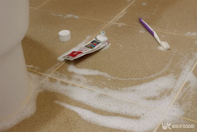 욕실 바닥을 치약으로 청소한 모습이다. / 위키푸디