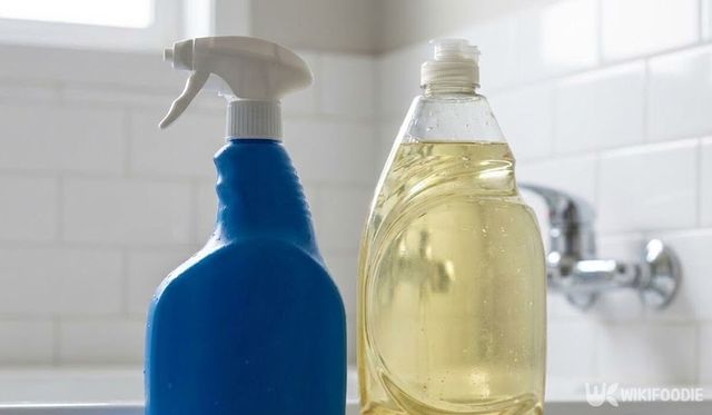 욕실에 락스와 세제가 나란히 놓여 있다. / 위키푸디