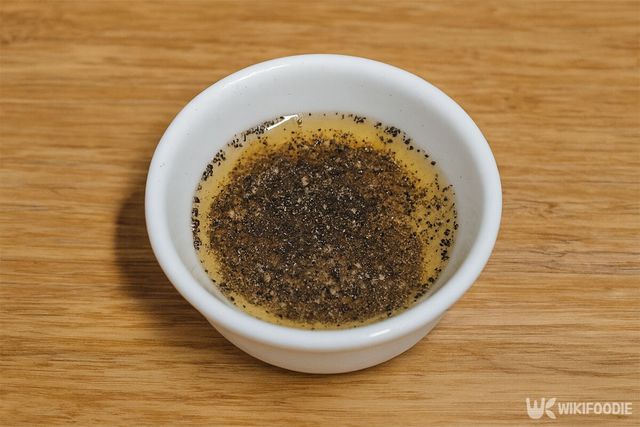 후추와 식초를 섞은 모습이다. / 위키푸디