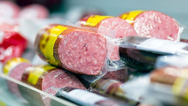 포장된 햄이 진열대에 놓여 있다. / Tramp57-shutterstock.com