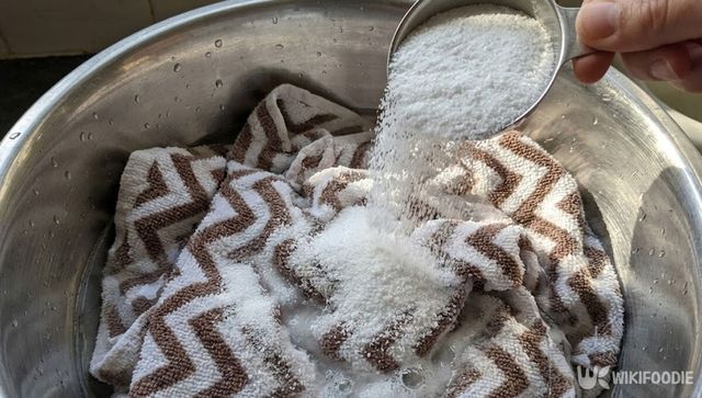 수건이 담긴 대야에 과탄산소다를 넣고 있다. / 위키푸디