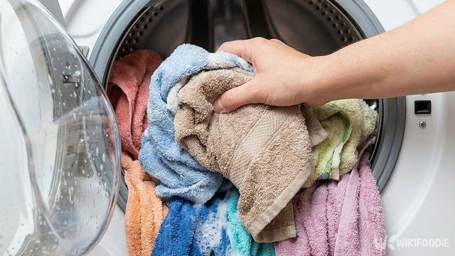 수건들을 세탁기에 넣고 있다. / 위키푸디