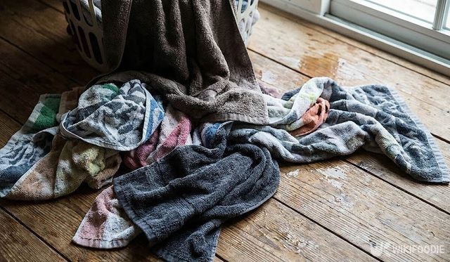 건조되지 않은 수건들이 바닥에 널부러져 있다. / 위키푸디