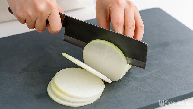 무를 일정한 두께로 얇게 썰고 있다. / 위키푸디