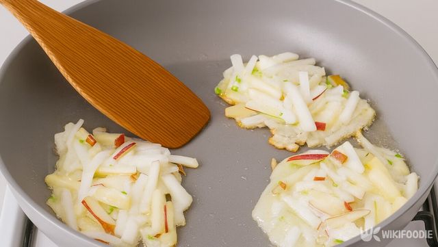 달궈진 팬에서 무전을 노릇하게 부치고 있다. / 위키푸디