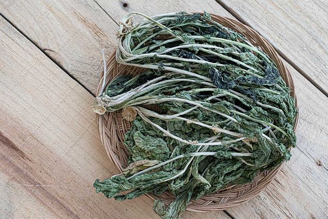 시래기가 바구니에 담겨 있다. / mujijoa79-shutterstock.com