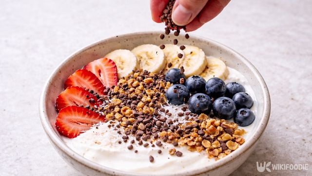 베리와 카카오닙스를 곁들인 요거트 자료 사진. / 위키푸디