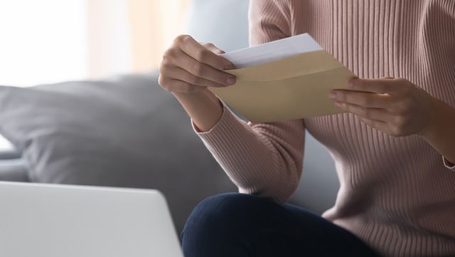겨울 난방비가 적힌 고지서를 들여다보며 관리비 부담을 체감하는 모습이다.&nbsp;/ fizkes-shutterstock.com