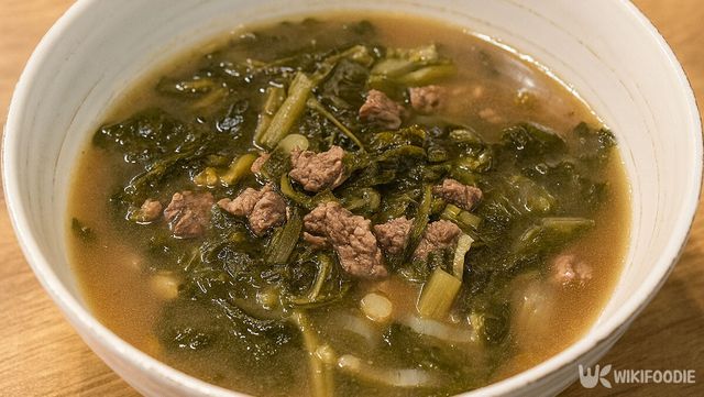 시래깃국이 그릇에 담겨 있다. / 위키푸디