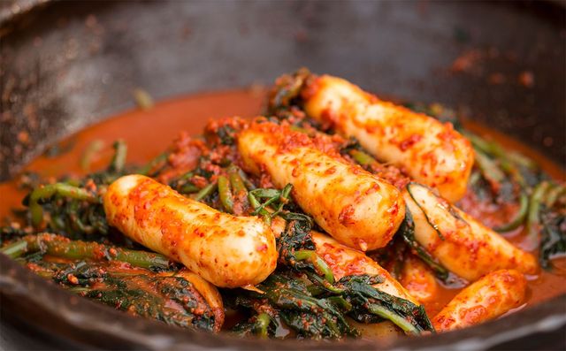 무와 무청으로 만든 총각김치가 담겨 있다. / mujijoa79-shutterstock.com