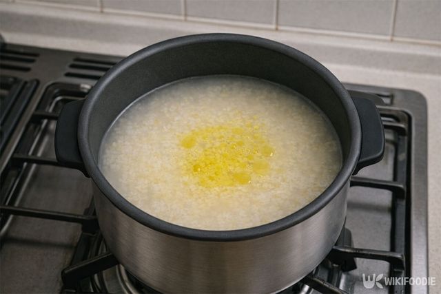 밥솥에 식용유를 넣은 모습이다. / 위키푸디