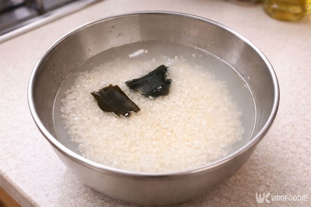 쌀과 물이 담긴 볼에 다시마를 함께 넣은 모습이다. / 위키푸디