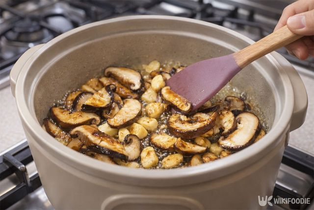 솥에 마늘과 표고버섯을 볶고 있다. / 위키푸디