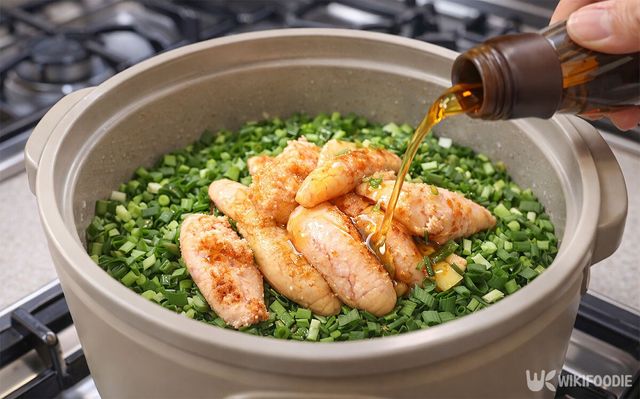 명란솥 밥에 참기름을 넣고 있다. / 위키푸디