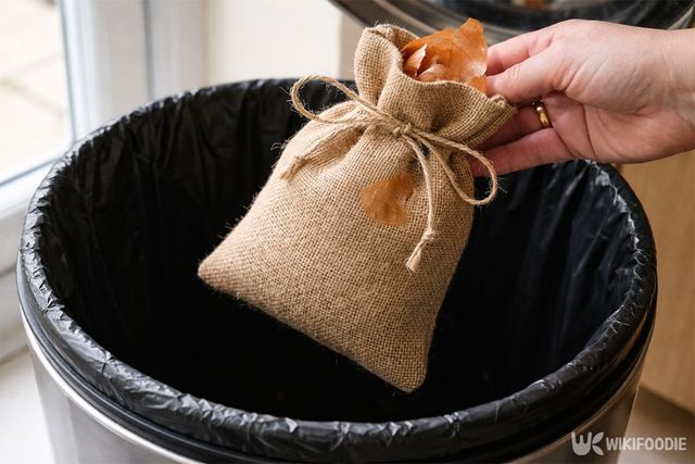 양파 껍질이 담긴 주머니를 쓰레기통에 넣고 있다. / 위키푸디