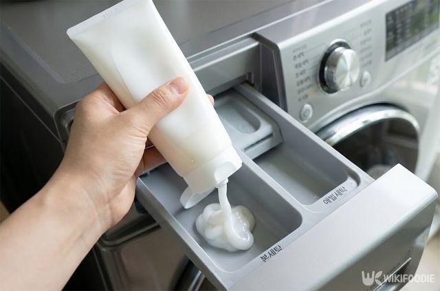 세탁기에 세제 대신 린스를 넣고 있다. / 위키푸디