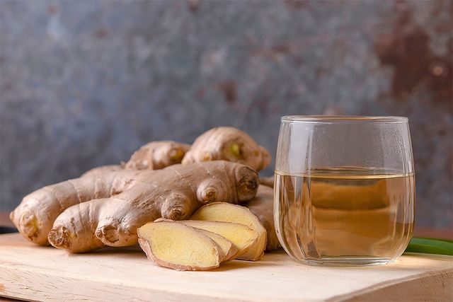 생강과 꿀이 나란히 놓여 있다. / Aedka Studio