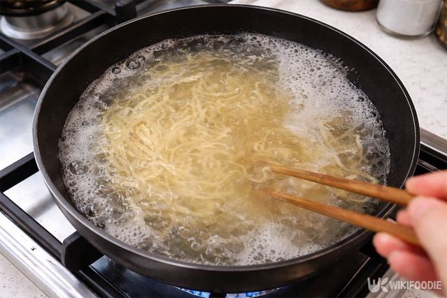 칼국수 면을 삶고 있다. / 위키푸디