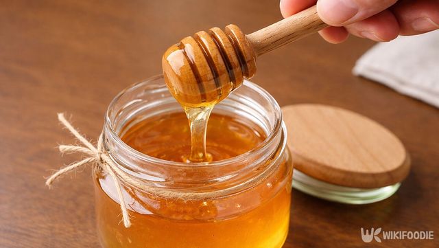 유리병에 담긴 꿀을 한술 뜨고 있다. / 위키푸디