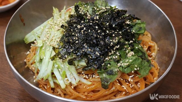 비빔 칼국수가 그릇에 담겨 있다. / 위키푸디