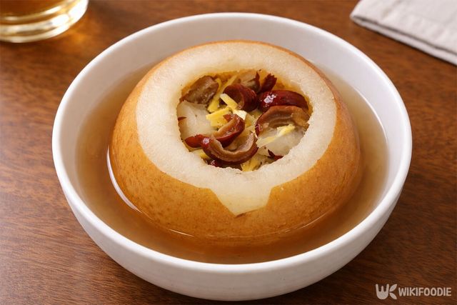 생강과 꿀을 넣어 만든 '배숙'이 그릇에 담겨 있다. / 위키푸디