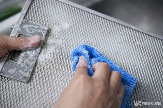 주방 환풍기를 린스를 묻혀 닦고 있다. / 위키푸디