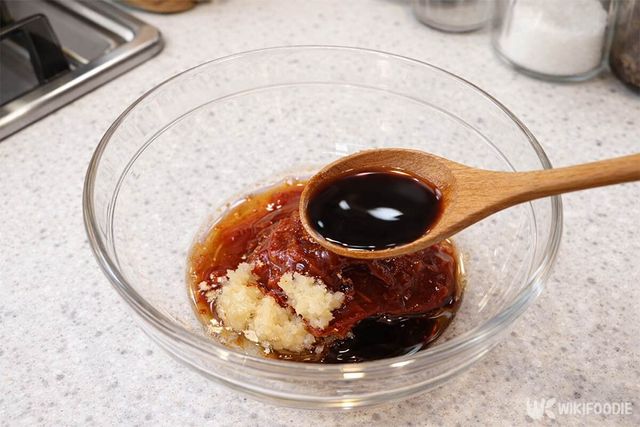 고추장, 다진 마늘이 담긴 볼에 간장을 넣고 있다. / 위키푸디