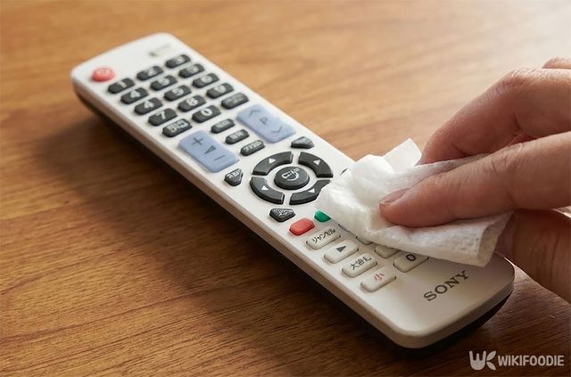 리모컨을 에탄올이 묻은 솜으로 닦고 있다. / 위키푸디