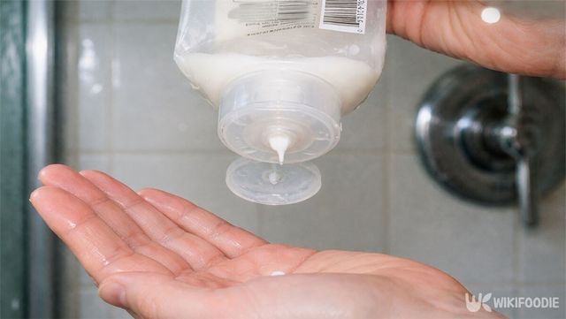 욕실에서 다 쓴 린스를 짜고 있다. / 위키푸디