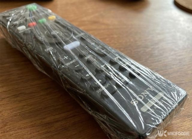 리모컨을 랩으로 감싼 모습이다. / 위키푸디